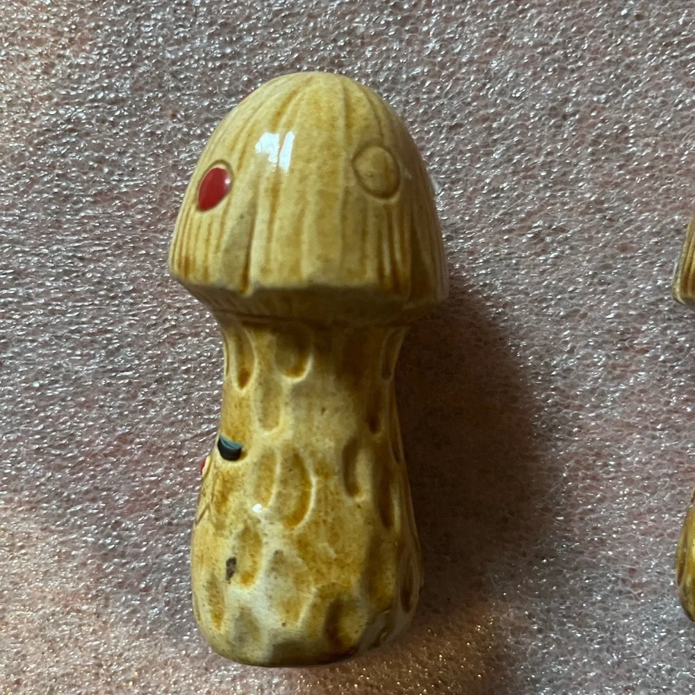 3.7” inch Mushroom happy face ceramic salt and pepper shakers - Picture 2 of 5